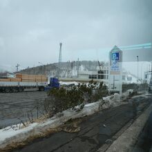 この閉店中のサービスエリアが狩勝峠の頂上?