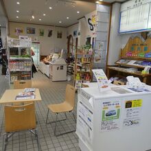 ＪＲ新得駅改札正面左側が店舗でテーブルに椅子まで設置