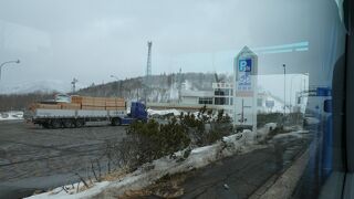 峠道は完璧に除雪されてて凄いですね?
