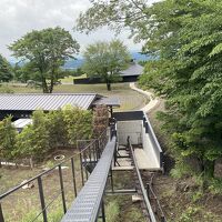 温泉のモノレール(奥の建物が温泉。そこまでの通路には屋根なし