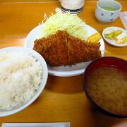 A popular pork cutlet restaurant that always has a long line of customers