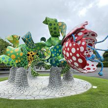 入口にある草間彌生「シャングリラの華」