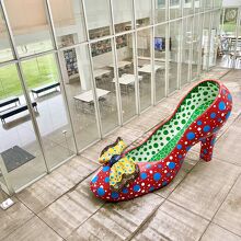 草間彌生「赤い靴」