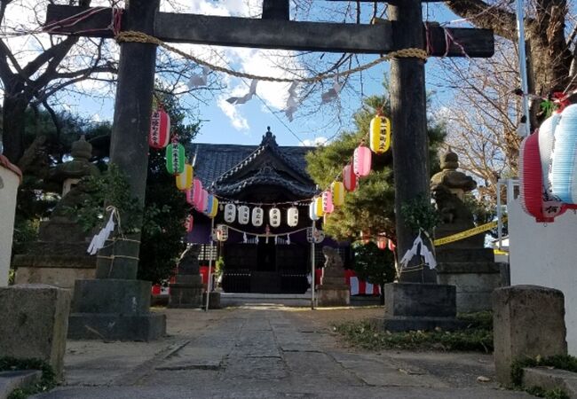 住宅街に挟まれた階段を上った先