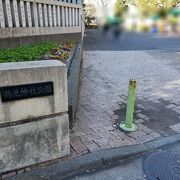 交通量の多い道路や線路の近くにある人気のある公園