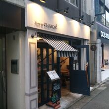 店頭メニューでとんかつ店だと判明