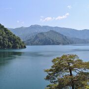 湖畔が美しい大きなダム湖