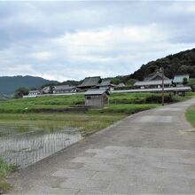 岡の中腹です。どこからでも見えます。