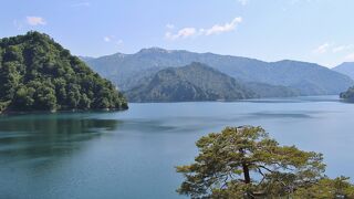 湖畔が美しい大きなダム湖