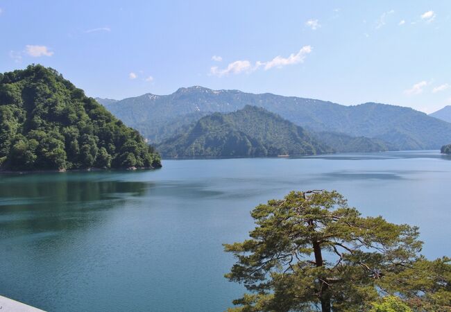 湖畔が美しい大きなダム湖