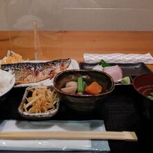 サバの塩焼きと刺身。どちらも脂がのっていてサイコー。