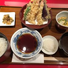 ぱりっ、さくっと、おいしい天ぷらでした。