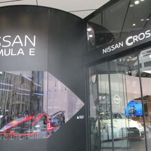 スポーツカーを展示中