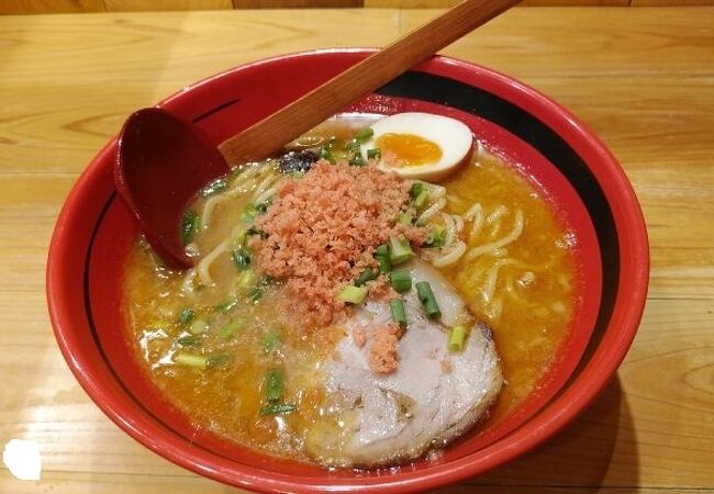 エビの風味が効いたスープが特徴