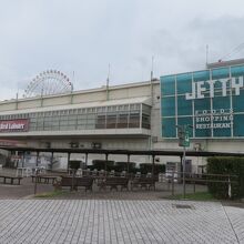 水族館の隣です