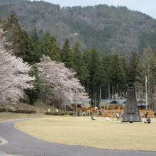 隣接する「谷汲緑地公園」は芝生敷