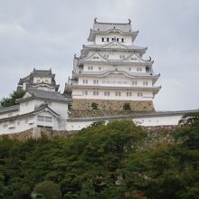 肖像権の関係で長蛇の列を掲載できませんが、お城は素敵ですね。