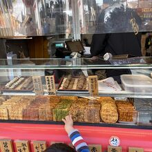ショーウィンドーに並ぶお煎餅