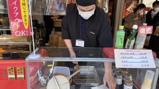 大きなお煎餅を焼いていました。