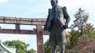 鳥居の前に晩年の秀吉像