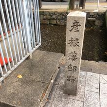 隣に祠がある石碑