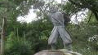 二之丸広場の前にあります