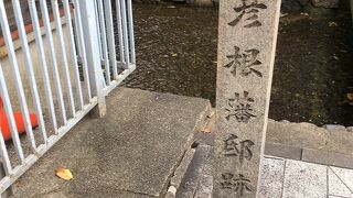 隣に祠がある石碑