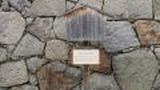 正門の北にあります