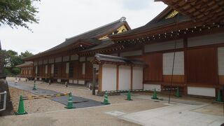 名古屋城の敷地の真ん中にあります