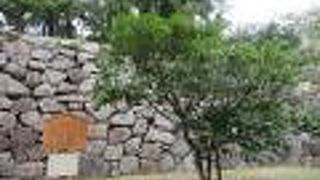 不明門の前にあります