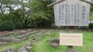 不明門の北にあります