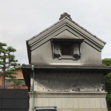 こんな蔵も道沿いにあります