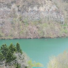 ブルーに輝くえにわ湖の様子