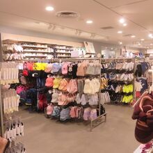 H＆Mが広いです