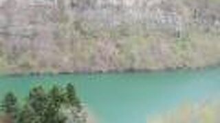 漁川をせき止めて作ったダム湖