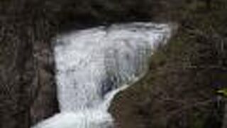 真っ白な扇を広げたような優美な姿が魅力の滝