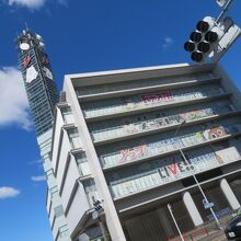 にぎやかな壁絵です