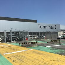 撮影箇所のすぐ近くには警官も常駐しています。