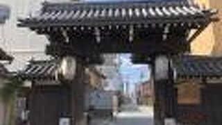 京都の花街のひとつ、島原の東入口にある大門