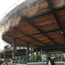 ミストシャワーが出る屋根