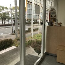 空港とレンタカー屋さん通りには徒歩5分