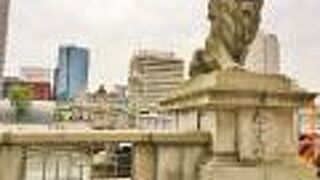 ライオン像が印象的