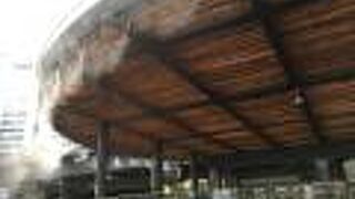 地下広場入口の屋根の下