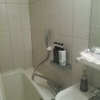 バスタブ。右側の平らな所からお湯が床に伝って落ちました。