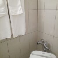 バスタブと便器が向かい合って配置されている