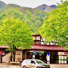 千寿荘を眺めて左側を見ると、そこはもう立山駅です。