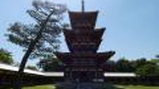 華やかな三重の仏塔