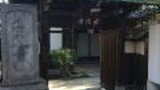 山門が風情あり