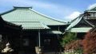 お墓を通って本堂