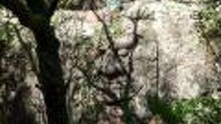 岩壁に彫られた仏様